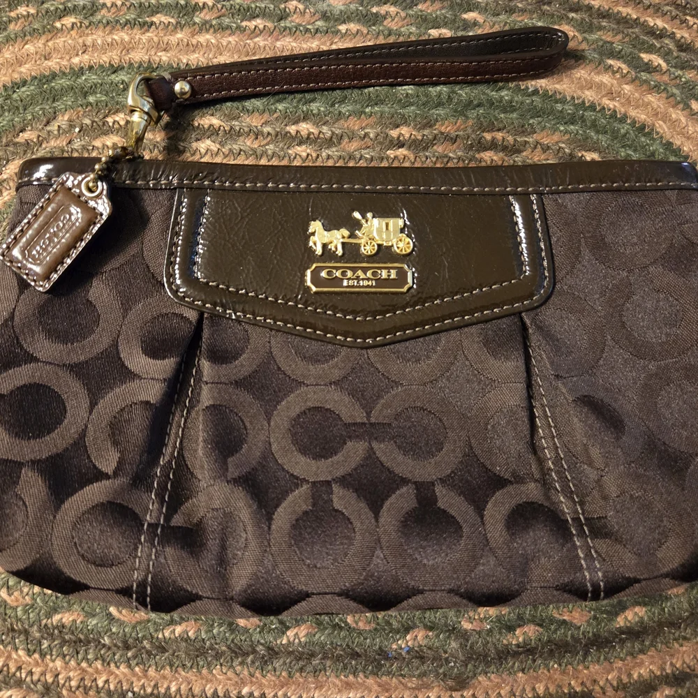 Coach Madison Medium Clutch Pouch Chocolate Brown W/Wristlet  Elegant !  Nwot - Picture 3 of 10